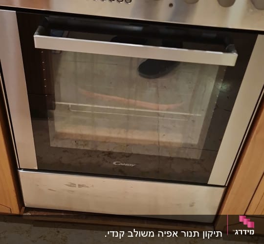 תנור אפייה עם כפתורים ומסך תצוגה